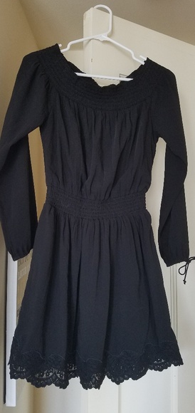 Abercrombie & Fitch Dresses & Skirts - Abercrombie and Fitch Off the Shoulder Dress